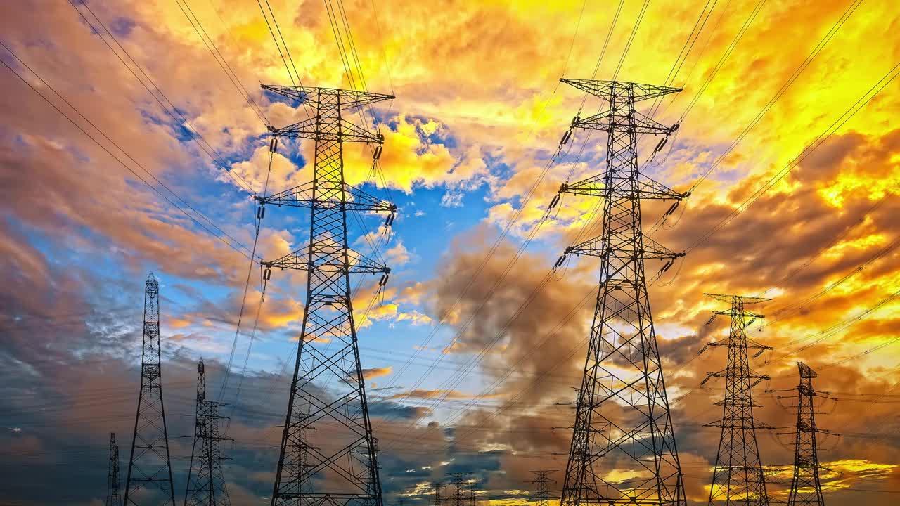 黄昏时高压塔与天空云景的时移图