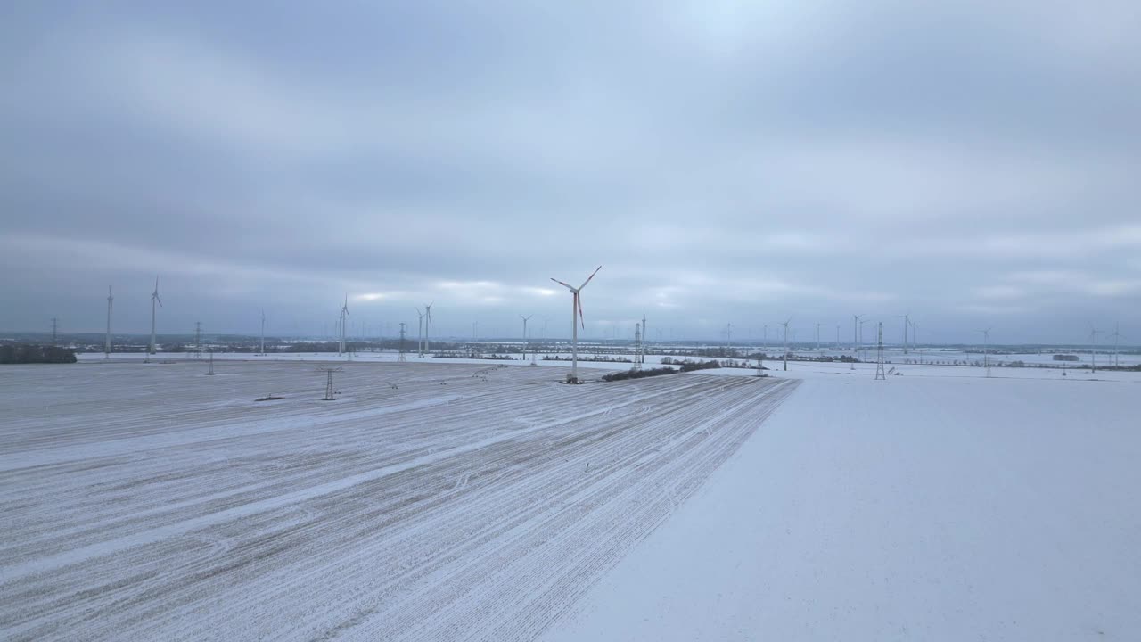 5G传输蜂窝塔移动电话桅杆冬雪。不错的空中俯视飞行无人机4 k的片段