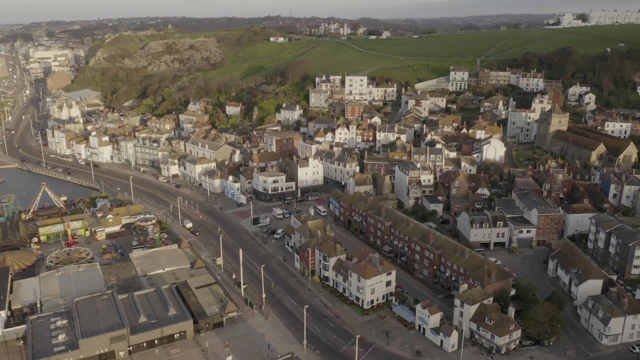 鸟瞰图黑斯廷斯英国沿海渔村建筑和道路与西悬崖缆车背景。苏塞克斯南海岸。英国住宅建筑理念