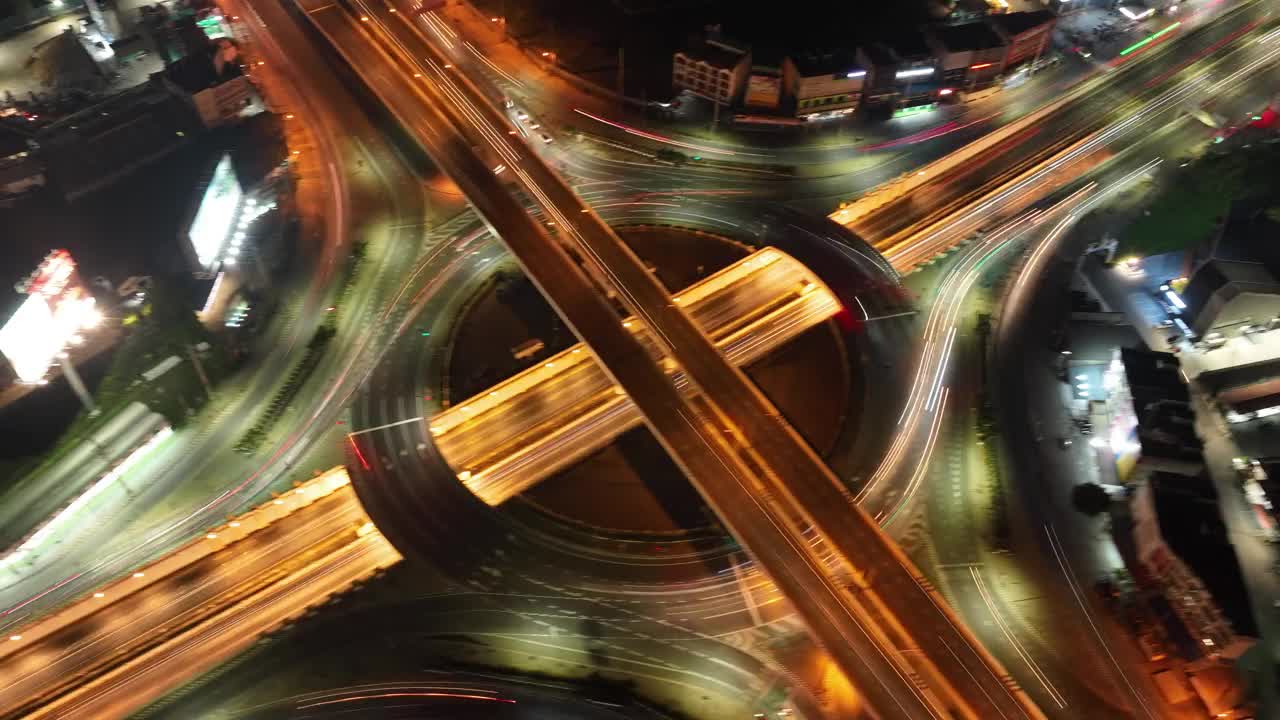 亚洲城市环岛道路以上的汽车交通运输，公共交通或通勤城市生活概念的无人机鸟瞰图，高角度，超延时延时。