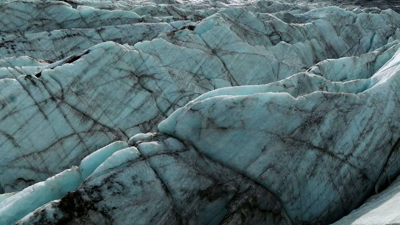 冰岛Svínafellsjökull冰川舌上有裂缝的纹理冰。航拍特写