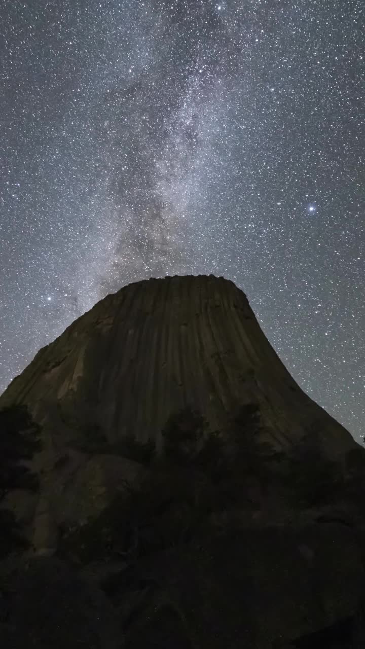 夜晚，银河在魔鬼塔丘上空。美国怀俄明州。垂直视频