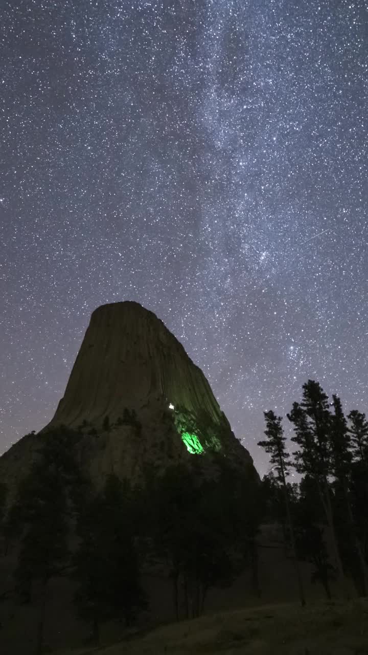 夜晚，银河在魔鬼塔丘上空。美国怀俄明州。垂直视频