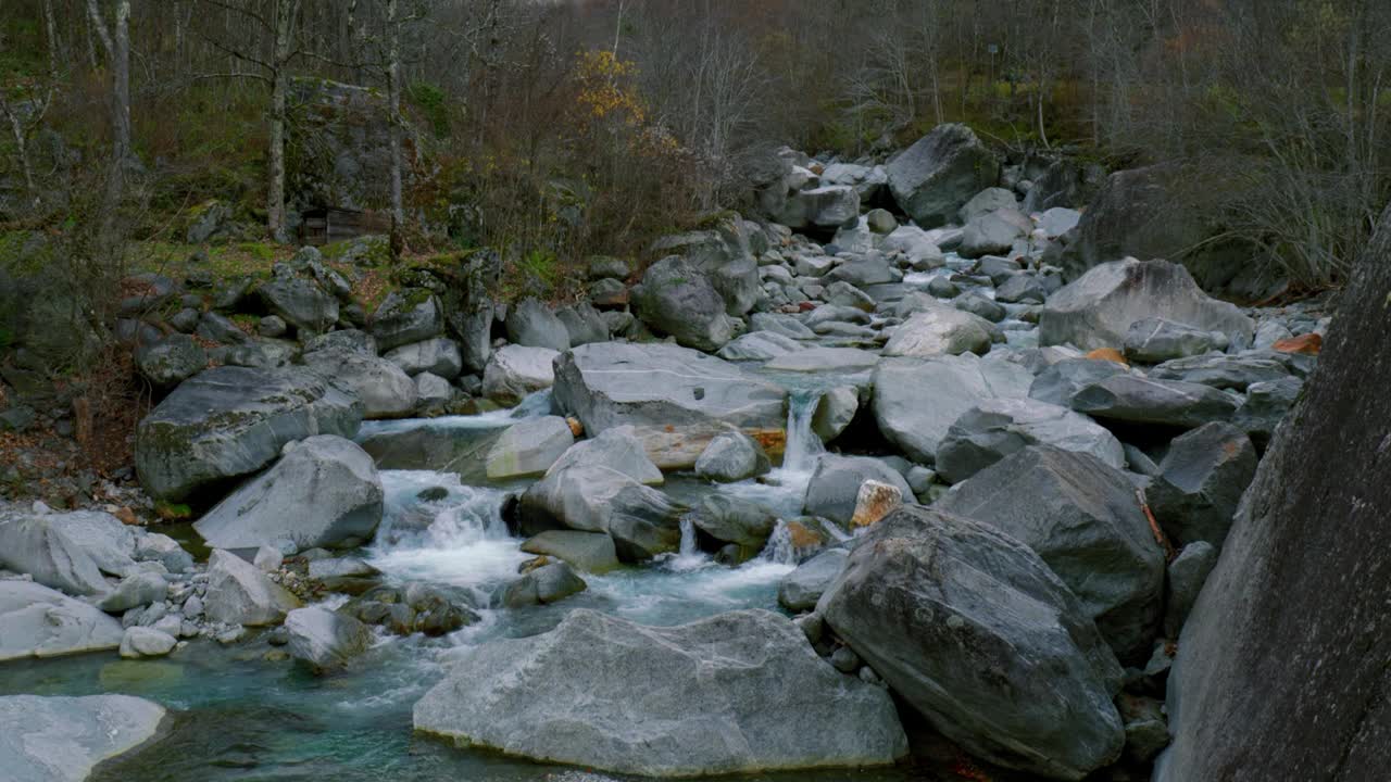 基座无人机拍摄的马吉亚河冰川水从克里斯塔利纳山流下，流向瑞士提契诺州Vallemaggia地区的卡维尼奥村。