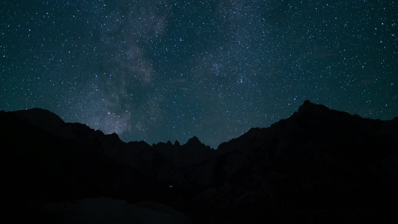 三角洲水瓶座流星雨和银河系和日出50毫米西天空惠特尼山山峰内华达山脉美国加州时间流逝