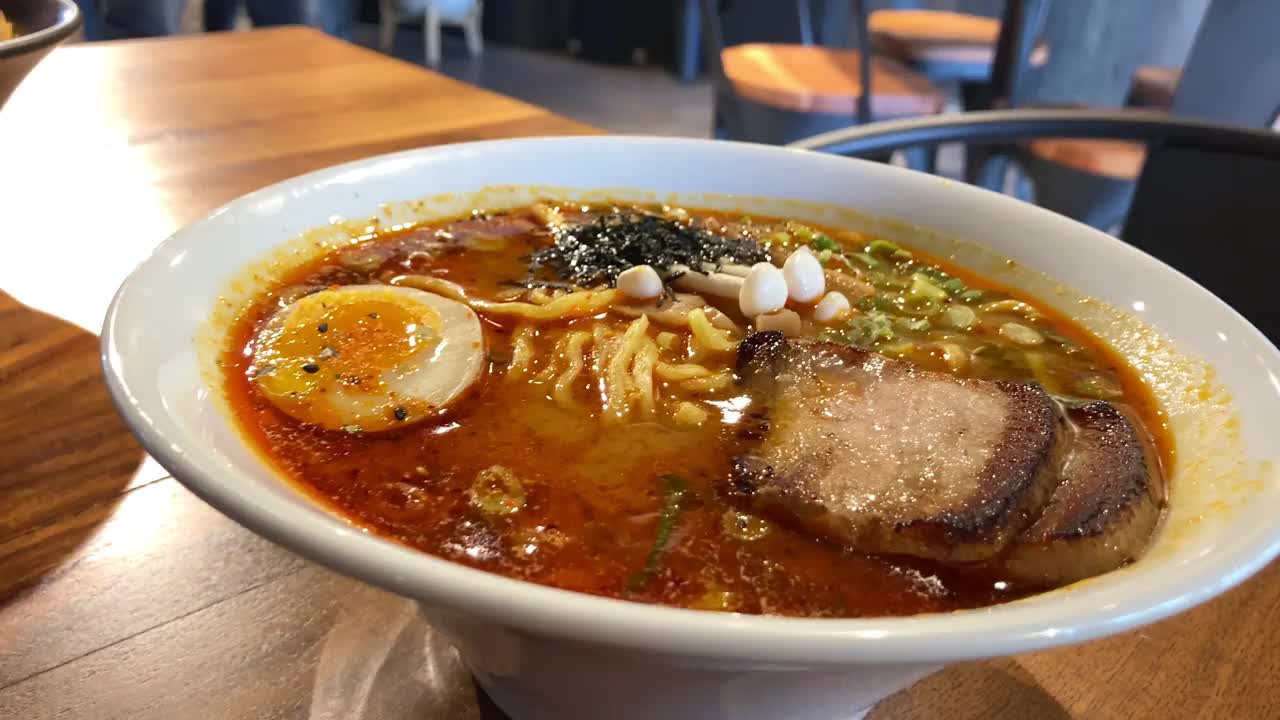 日本餐馆里的一碗辣味噌拉面