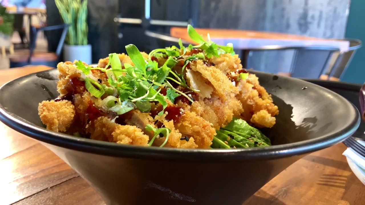 详情图-日本餐馆里的一碗炸鸡炸面