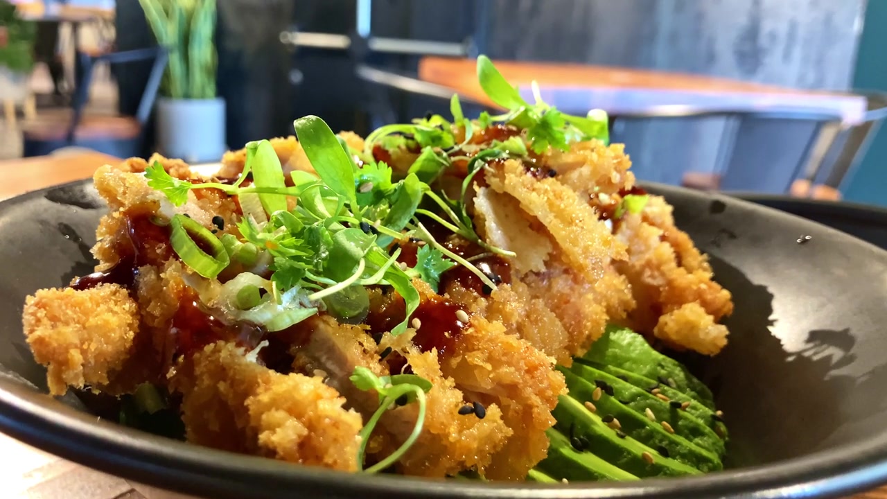 详情图-日本餐馆里的一碗炸鸡炸面