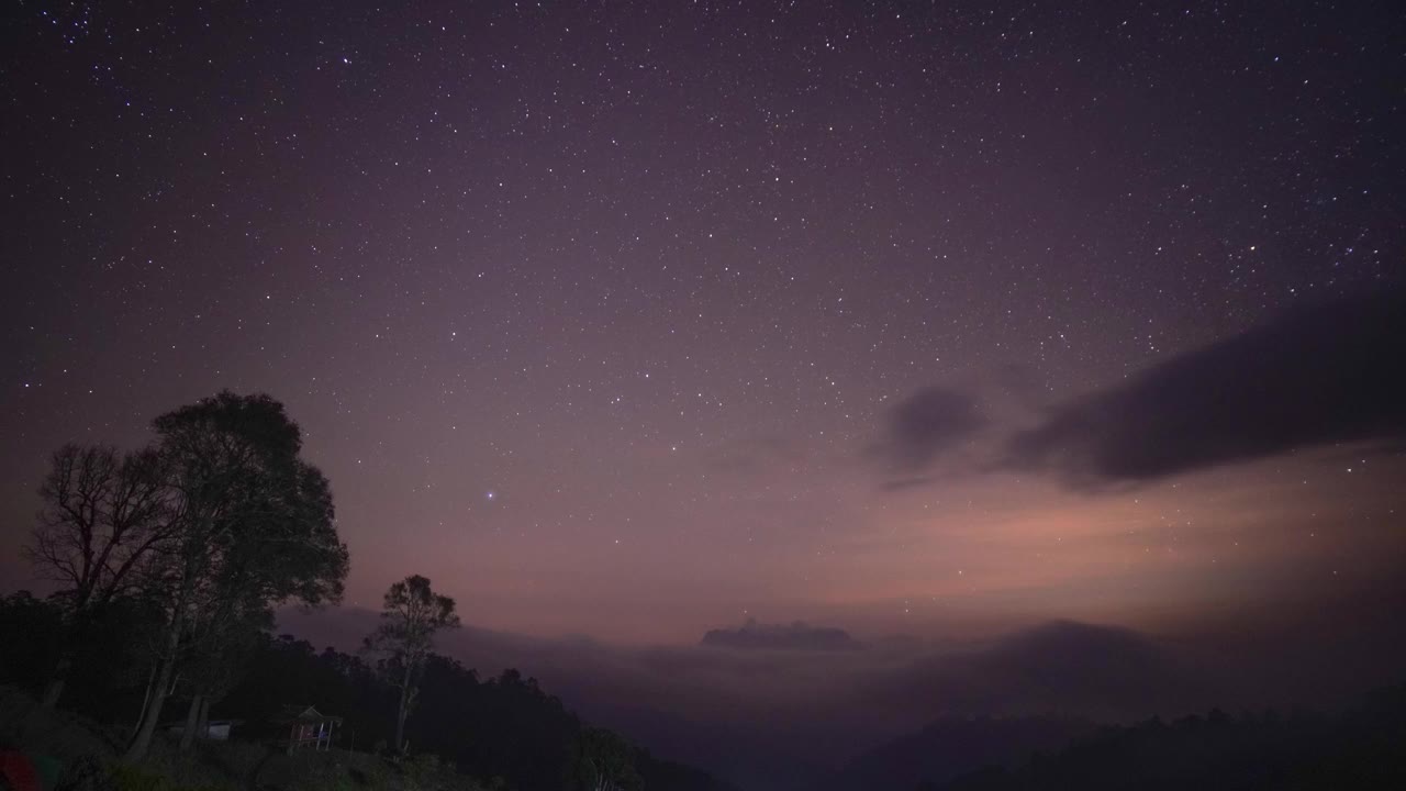 泰国清迈哈都比山的延时双子座流星雨。