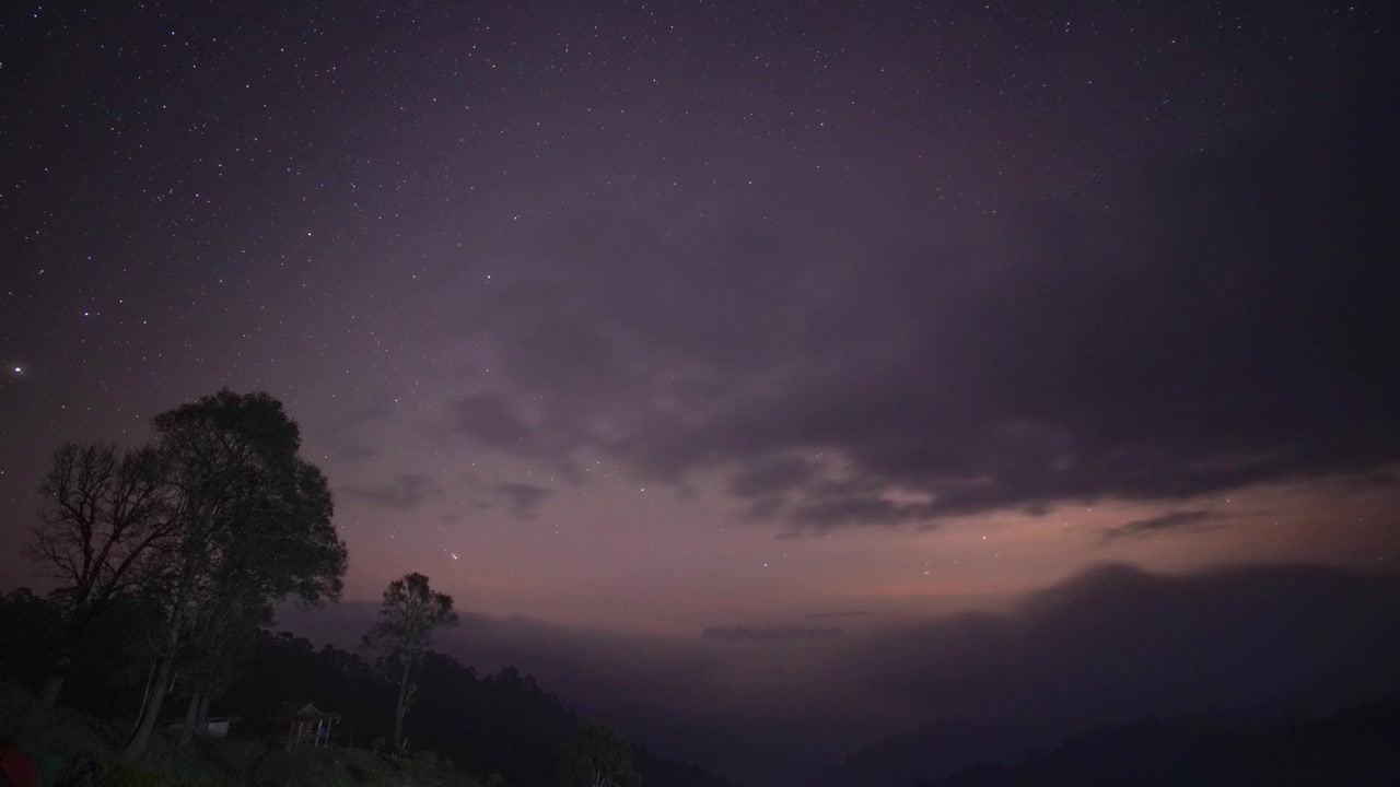 详情图-泰国清迈哈都比山的延时双子座流星雨。