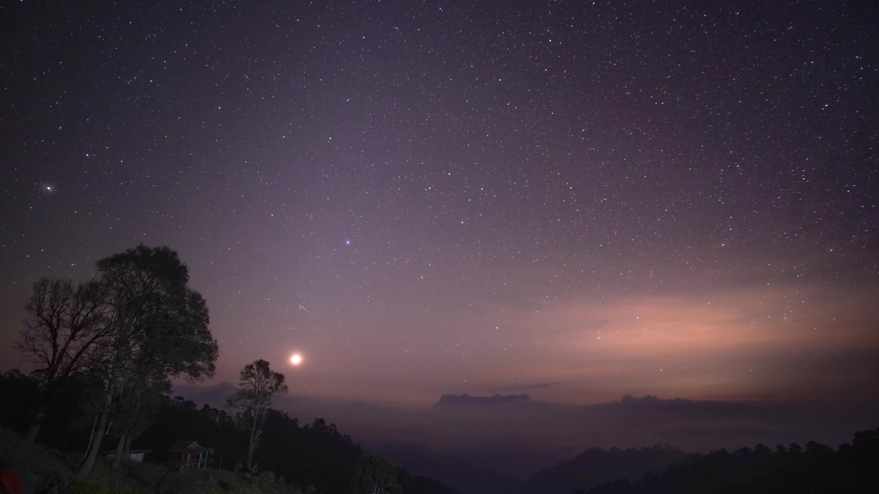 详情图-泰国清迈哈都比山的延时双子座流星雨。