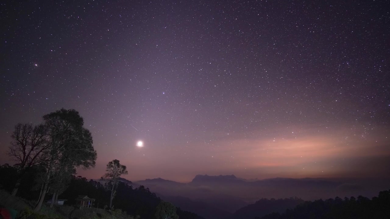 详情图-泰国清迈哈都比山的延时双子座流星雨。