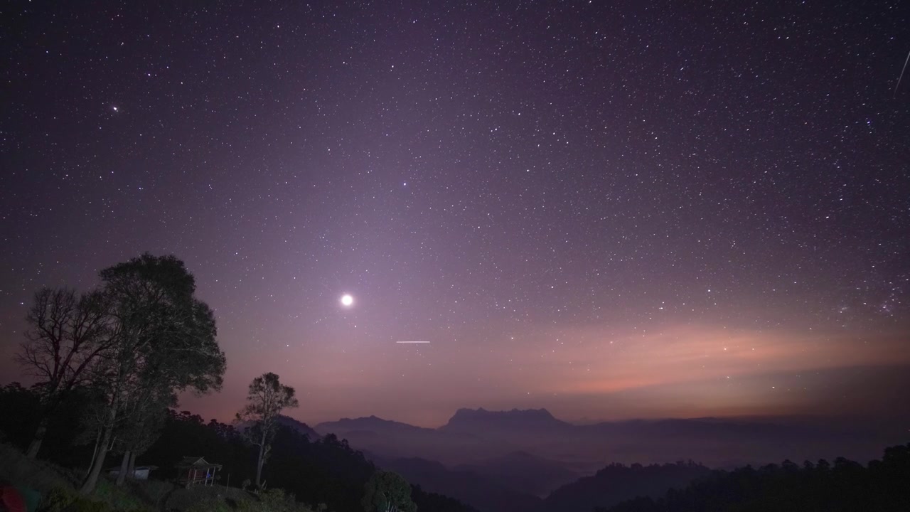 详情图-泰国清迈哈都比山的延时双子座流星雨。