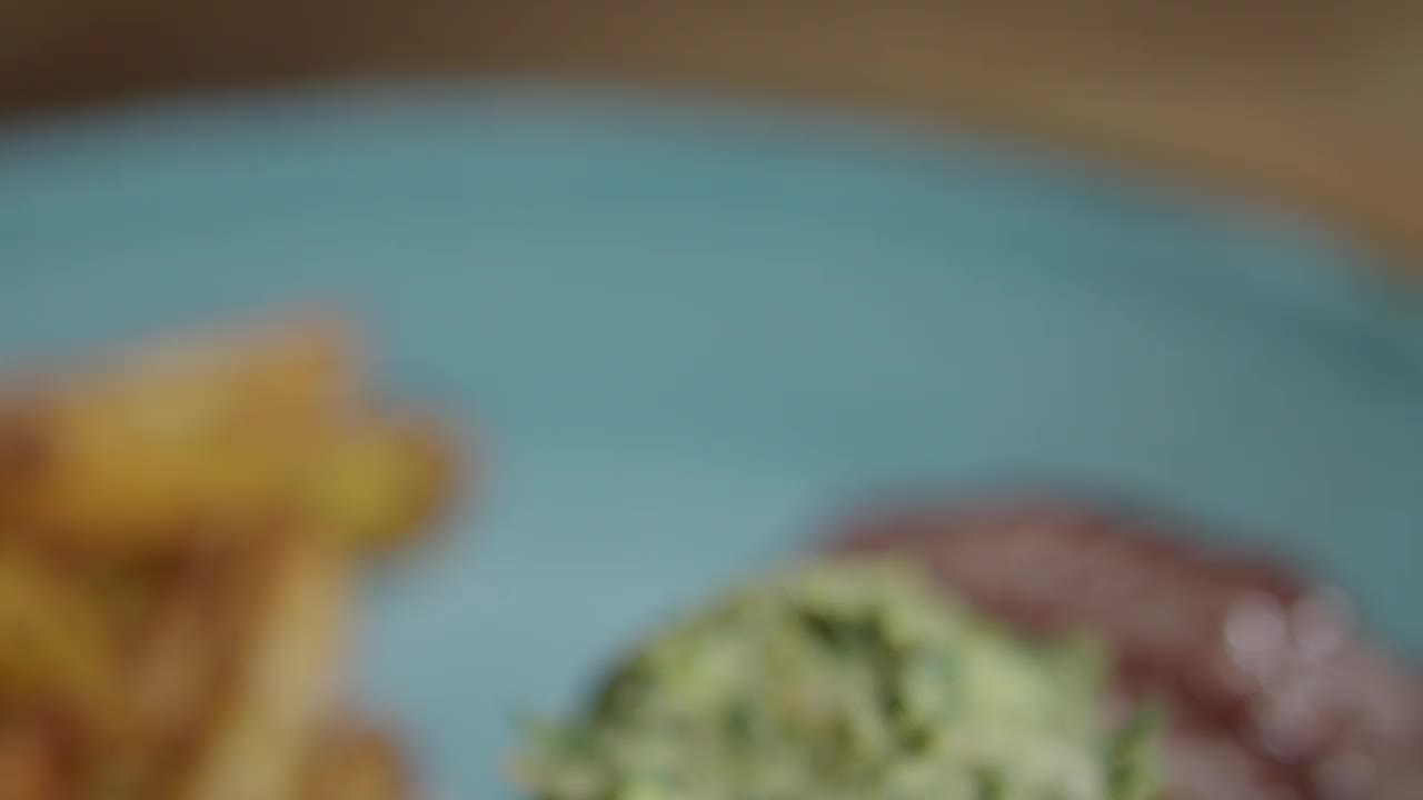 烤牛排配上巴黎咖啡馆的黄油，近景