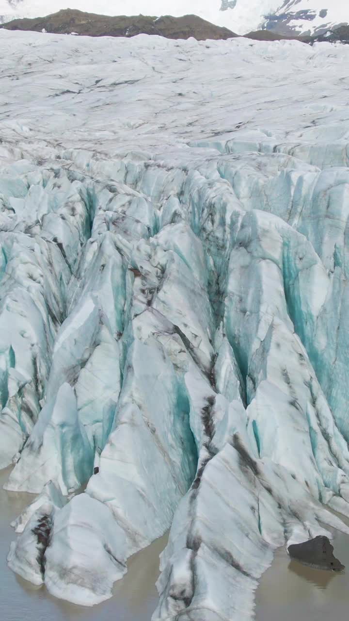 Svinafellsjokull冰川和火山灰。冰岛。鸟瞰图。垂直视频