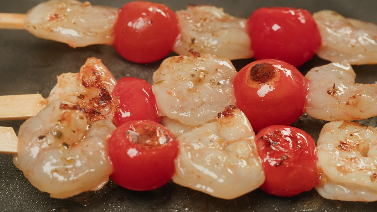平底锅用大蒜迷迭香西红柿和香料烤对虾，厨师烹饪亚洲传统泰式美食，炒菜餐厅。工作室拍摄近距离微距。