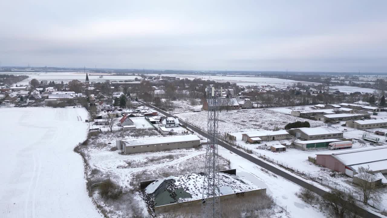 手机塔移动5G桅杆传输电话，冬雪。平稳的空中俯视图飞行下降无人机4 k的片段