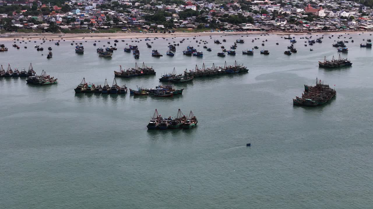拖网渔船锚定在东南亚沿海水域，空中