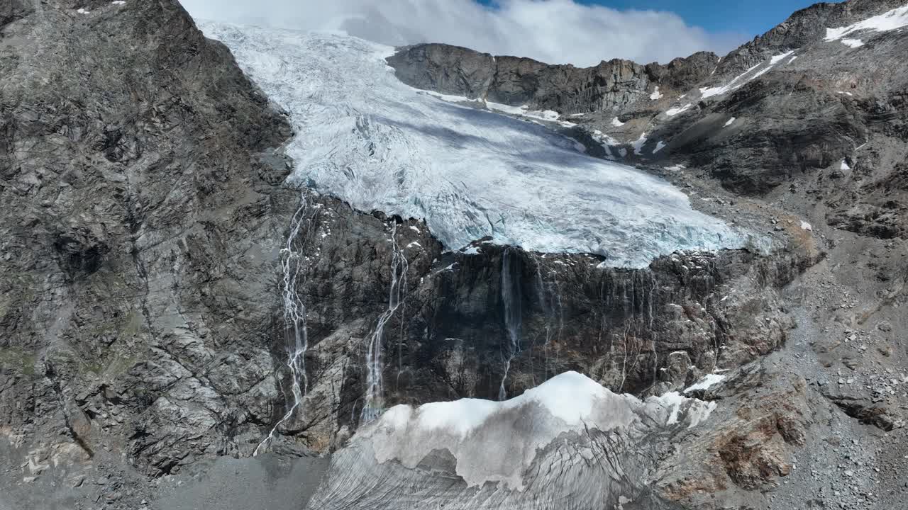 空中向后远无人机拍摄的费拉里亚的冰川和它的瀑布- Valmalenco - Sondrio