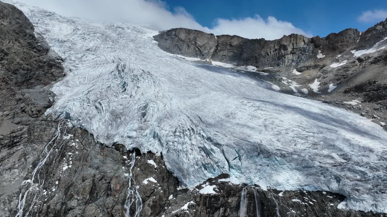 空中向后无人机拍摄的费拉里亚的冰川和它的瀑布- Valmalenco - Sondrio