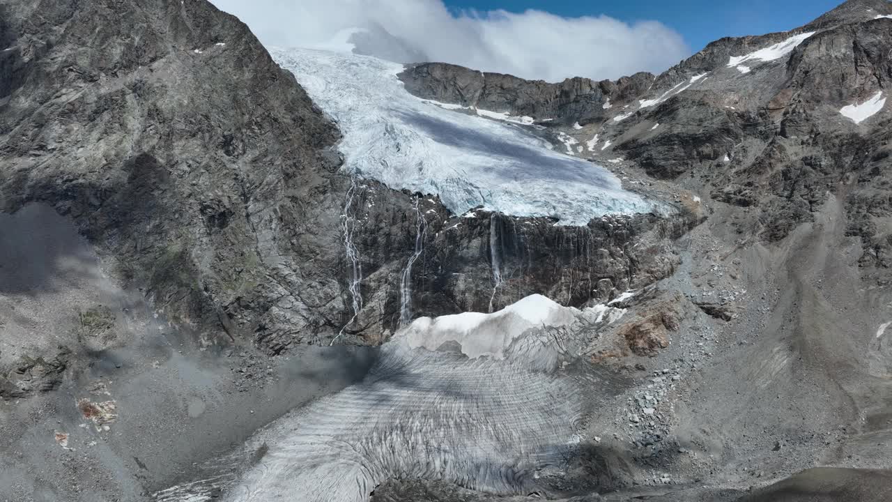 空中回调无人机拍摄的费拉里亚冰川揭示了费拉里亚的东方湖- Valmalenco - Sondrio