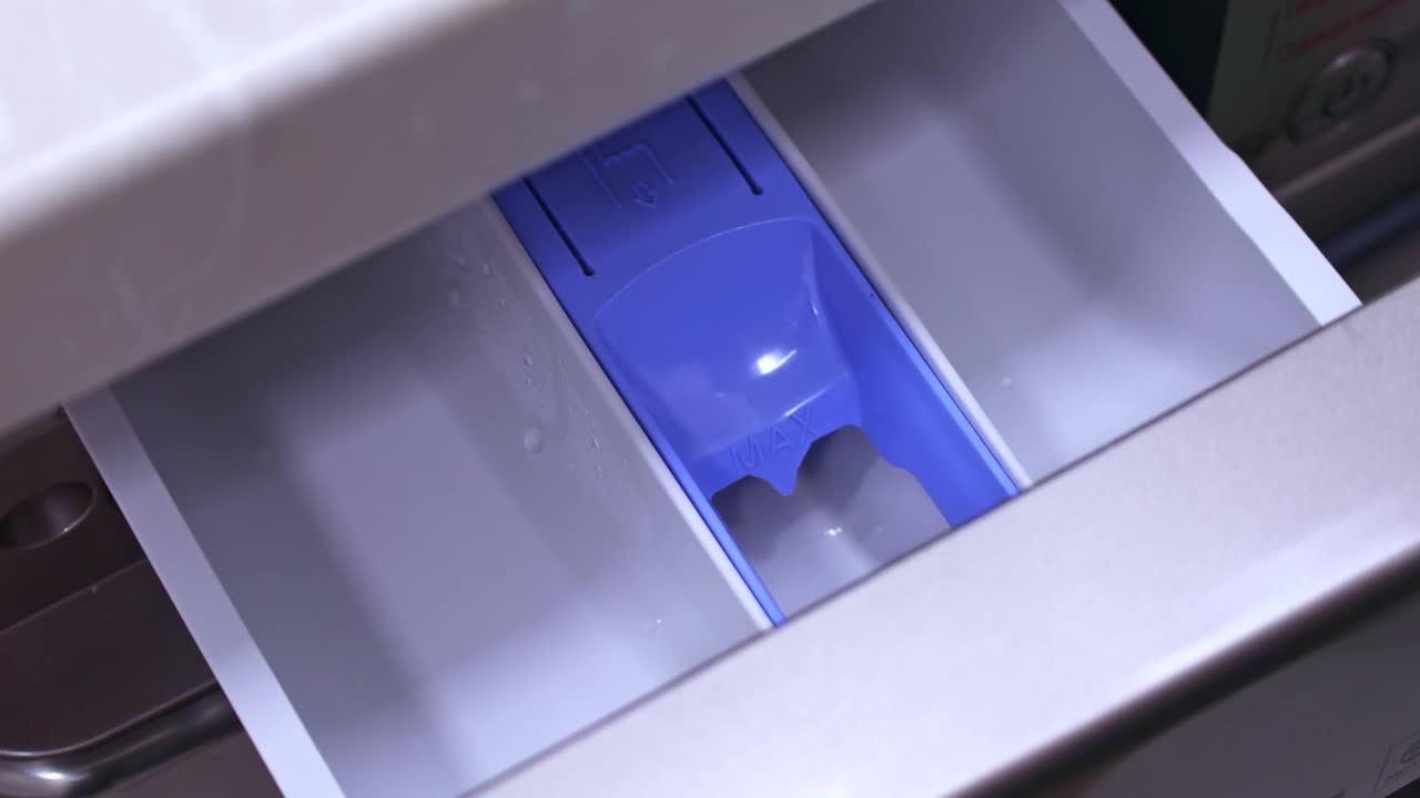 将洗衣液凝胶倒入洗衣机容器中。洗衣时使用织物柔顺剂