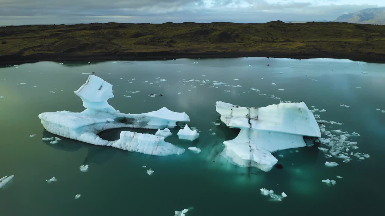 无人机拍摄的冰山漂浮在冰岛的Jokulsarlon冰川泻湖。冰山的美景。北极自然冰原景观。冰岛冰川融化。全球变暖，气候变化