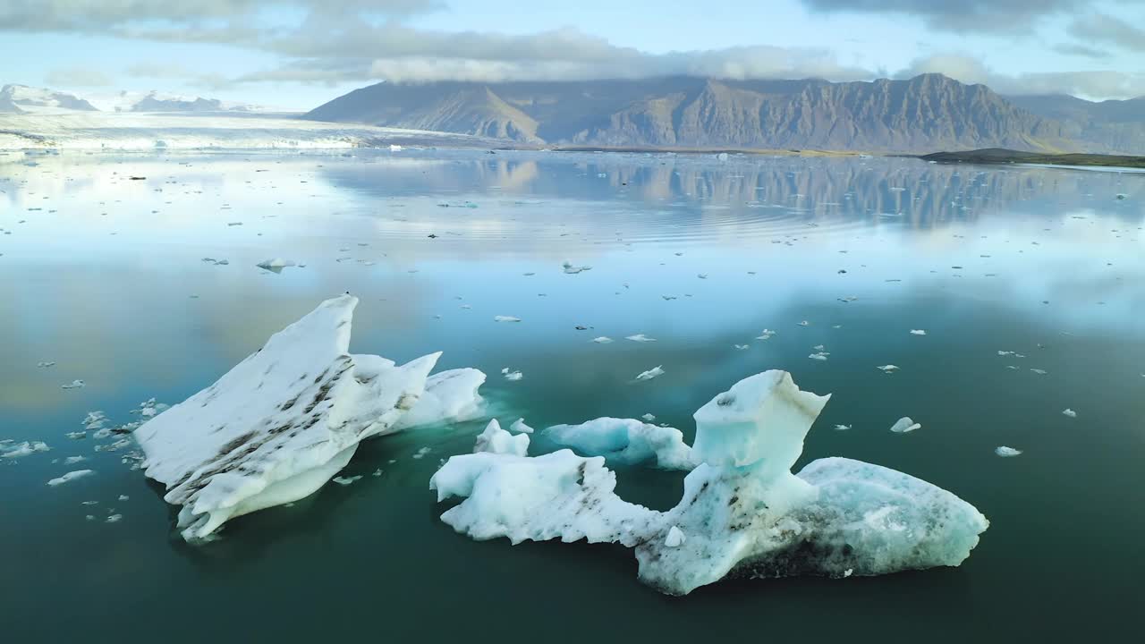 蘑菇形状的冰山，无人机拍摄的Jokulsarlon冰川泻湖，冰岛