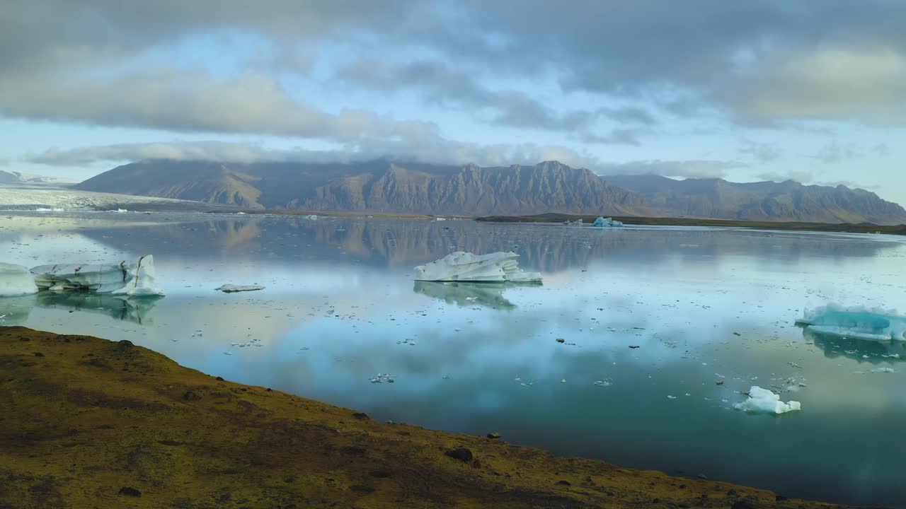 冰山漂流在蓝色的北冰洋泻湖冰川全景冰岛