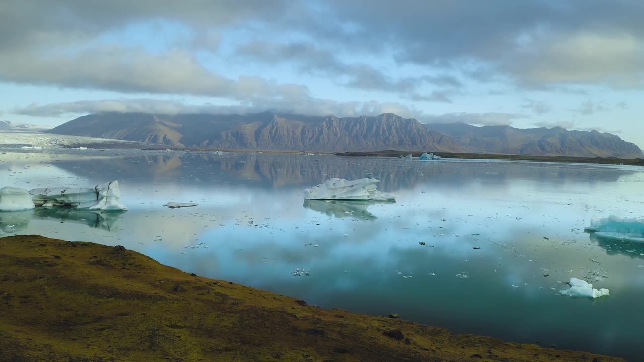 详情图-冰山漂流在蓝色的北冰洋泻湖冰川全景冰岛