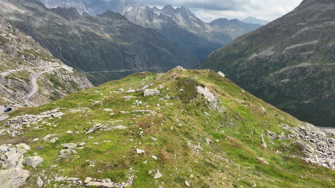 瑞士的斯滕山口，冰川经常与Furkapass和Grimselpass一起骑行。美丽的瑞士山脉旅游瑞士驾驶道路，山脉空中。