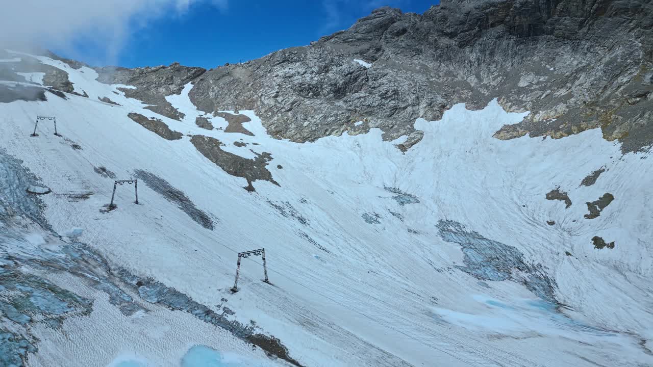 位于著名滑雪胜地楚格峰的索道，融化了欧洲阿尔卑斯山的冰川，德国，欧洲