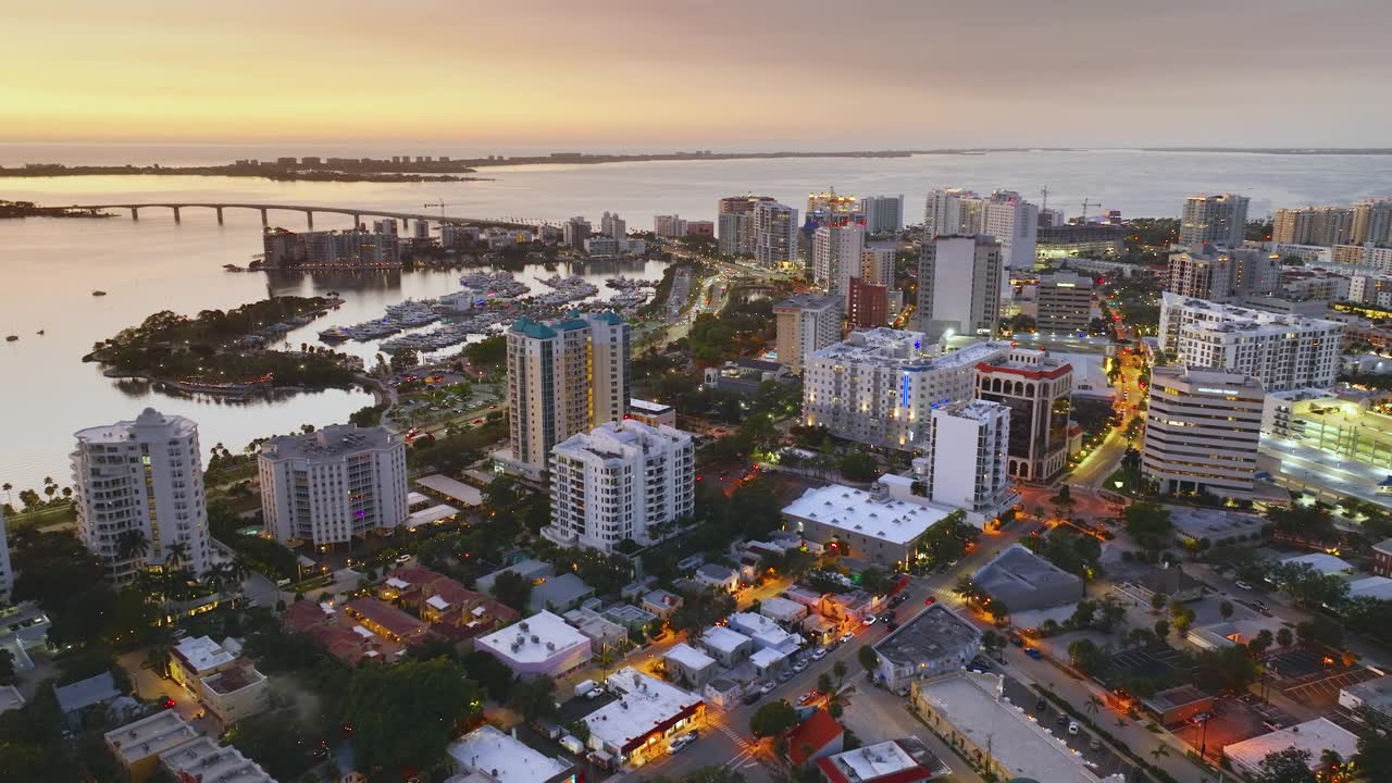 详情图-夕阳下的佛罗里达州萨拉索塔市建筑。市中心的高层写字楼。佛罗里达的房地产开发。美国旅游目的地。