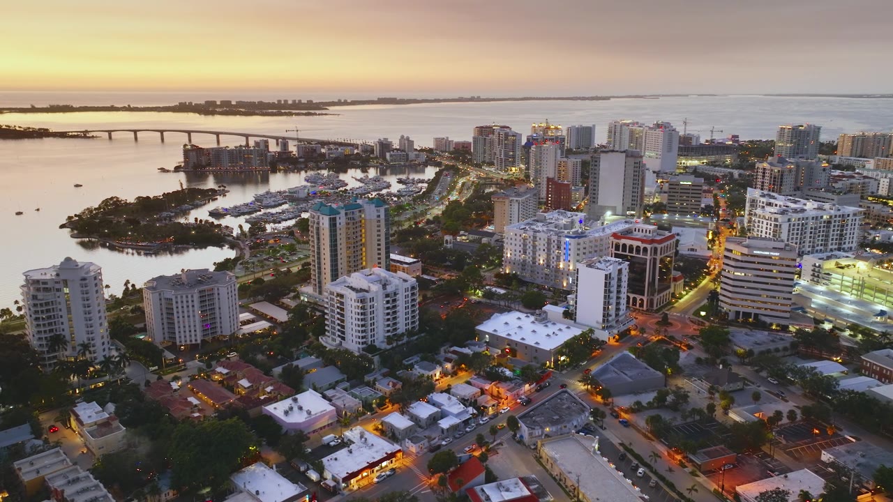 详情图-夕阳下的佛罗里达州萨拉索塔市建筑。市中心的高层写字楼。佛罗里达的房地产开发。美国旅游目的地。