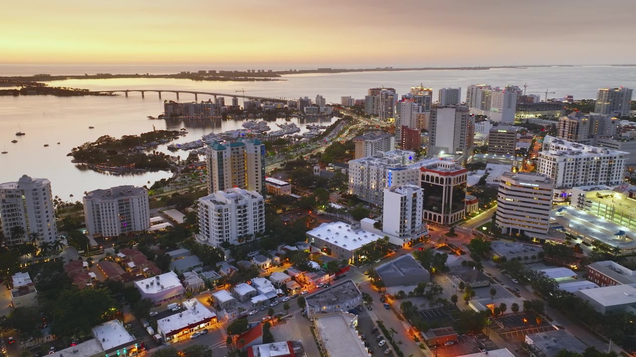 详情图-夕阳下的佛罗里达州萨拉索塔市建筑。市中心的高层写字楼。佛罗里达的房地产开发。美国旅游目的地。
