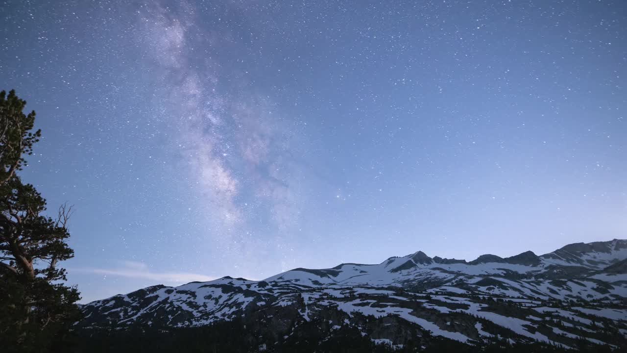 美丽的时间流逝的山脉和夜空。