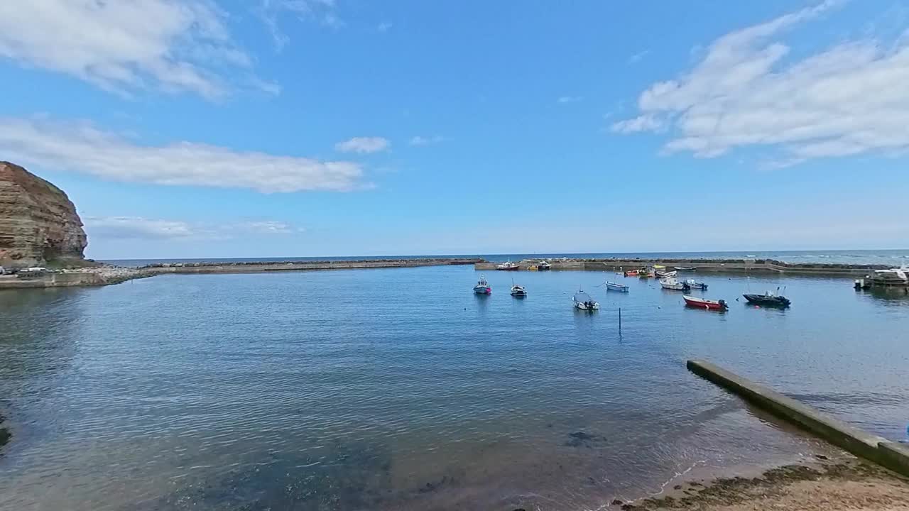 船在斯塔斯港，北约克郡海岸