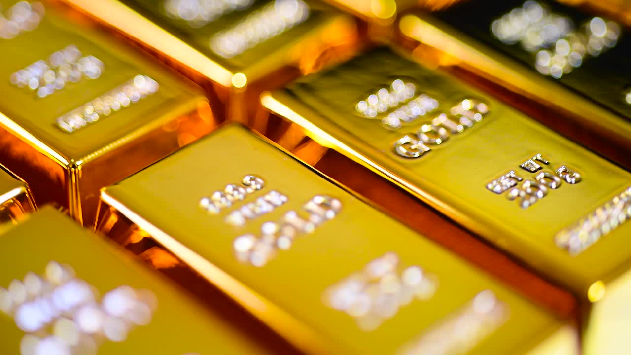 近距离看一排堆叠的金条。