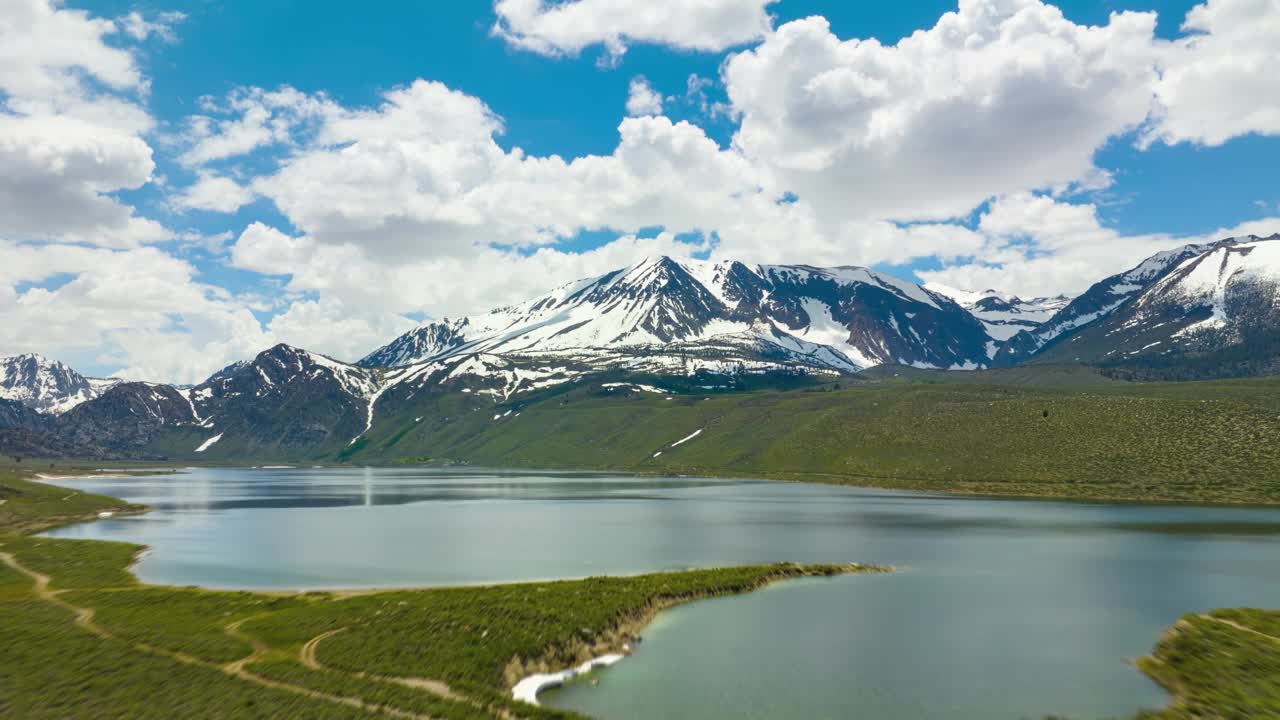 航拍的高山湖泊和云层