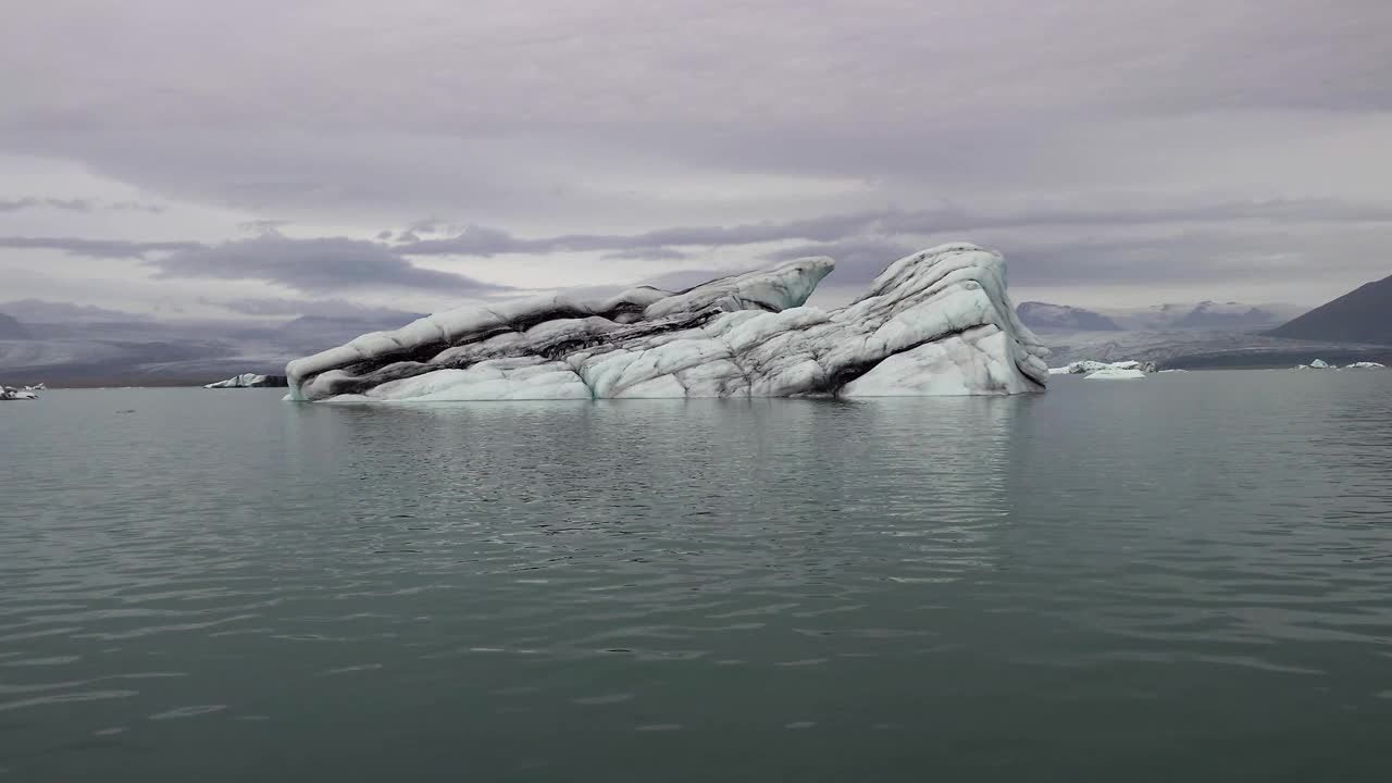 Jökulsárlón冰岛冰川泻湖景观。巨大的冰山在海中央，没有人