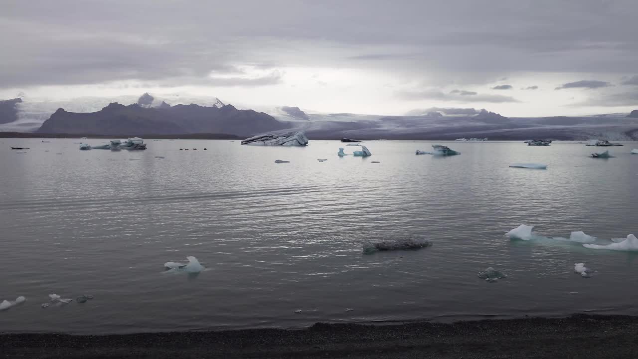 冰岛的Jokulsarlon冰川泻湖夜幕降临