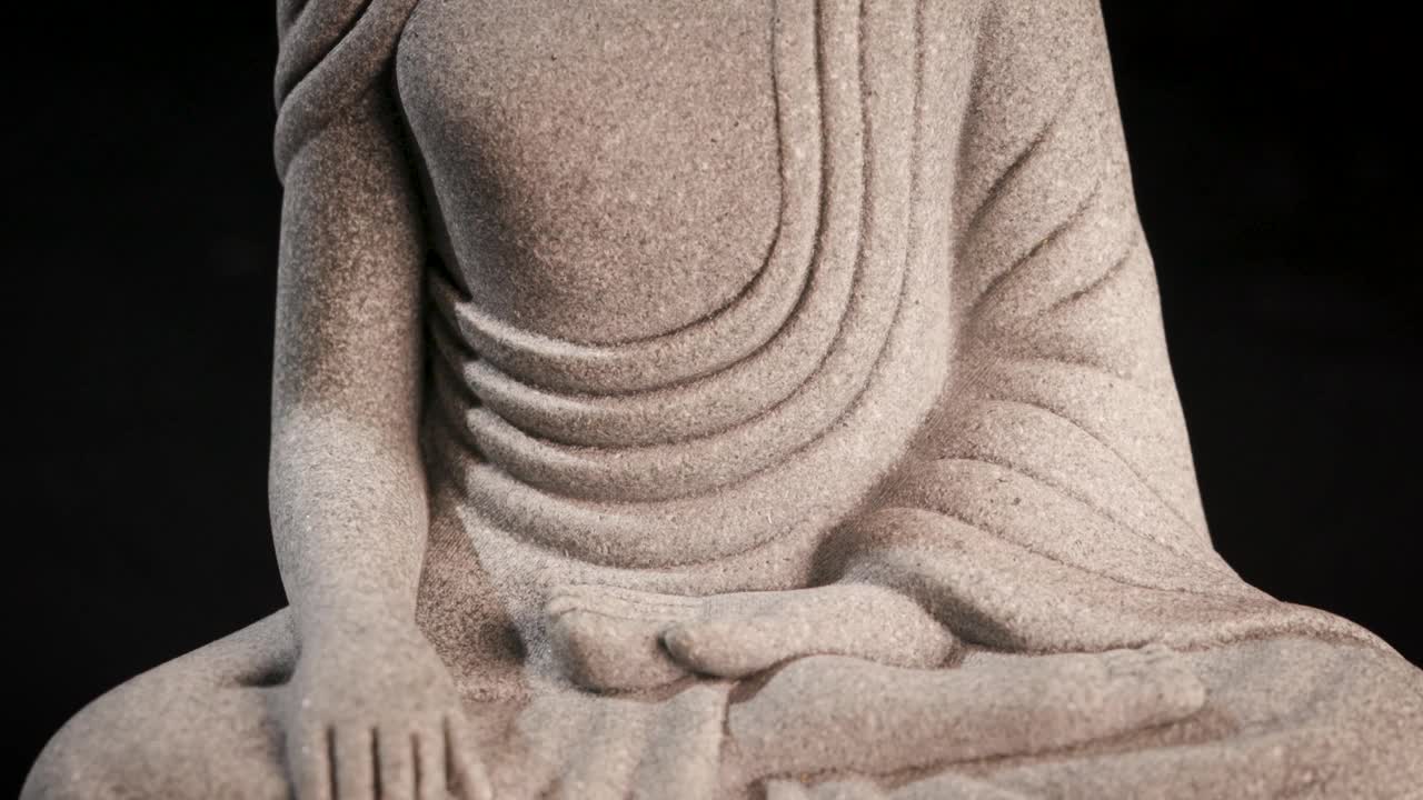 装饰佛像雕塑冥想与黑暗的背景