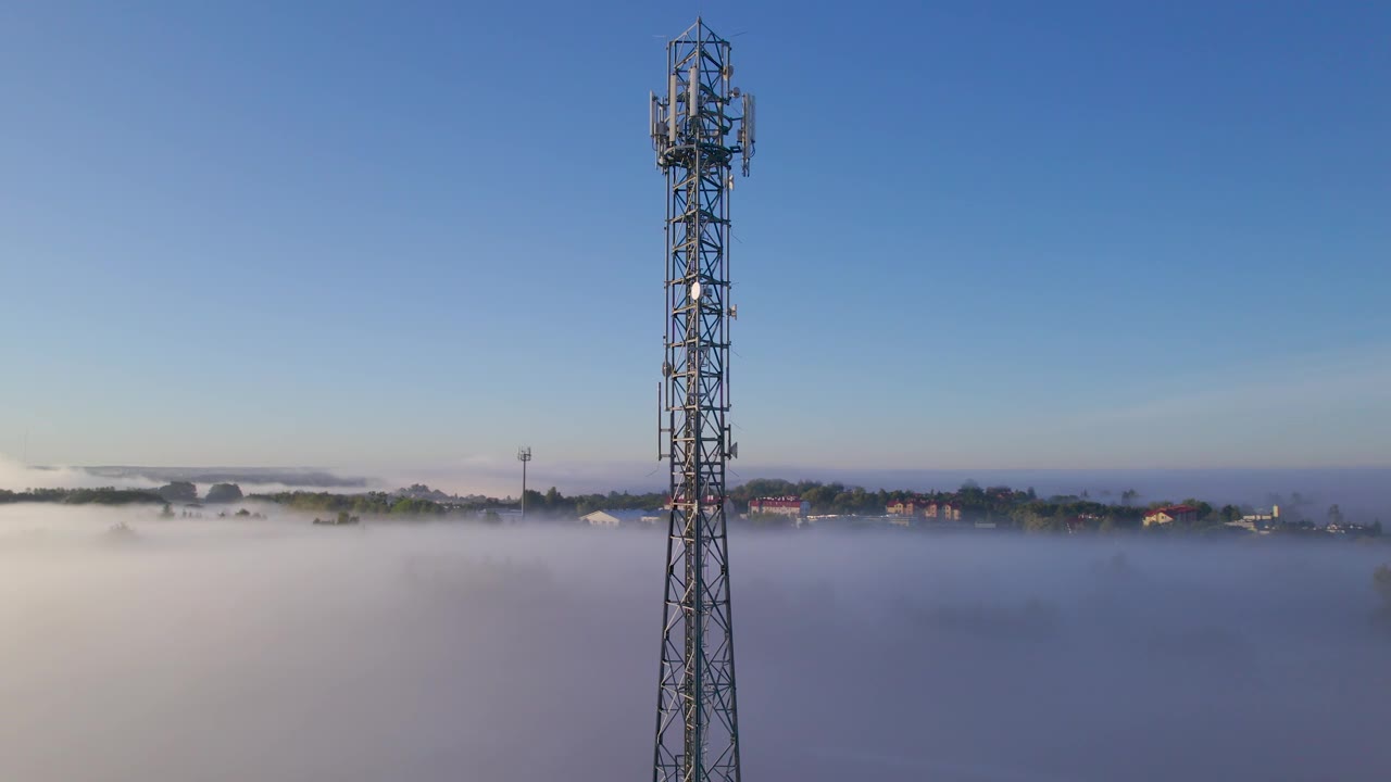 详情图-塔式天线电信手机鸟瞰图，蜂窝5g,4g手机无线电发射机。提供高速现代5g通信网服务。日出时的云雾和天空