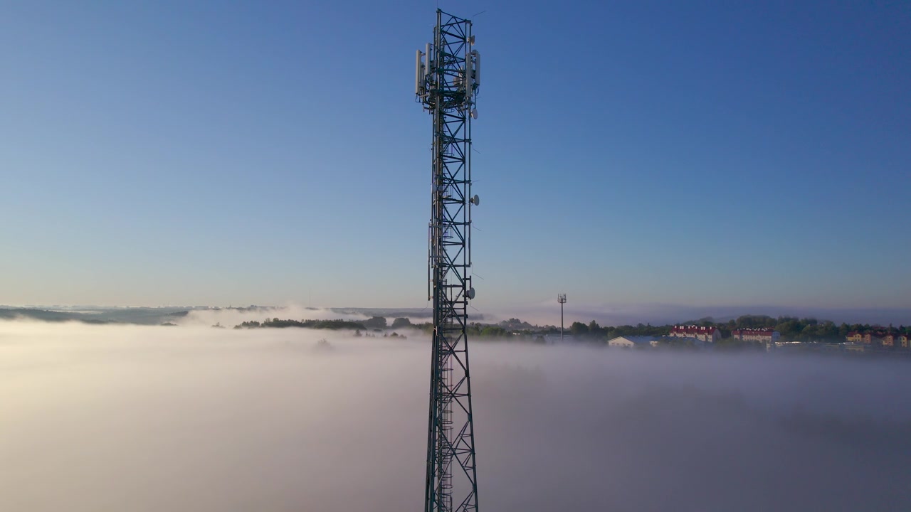详情图-塔式天线电信手机鸟瞰图，蜂窝5g,4g手机无线电发射机。提供高速现代5g通信网服务。日出时的云雾和天空