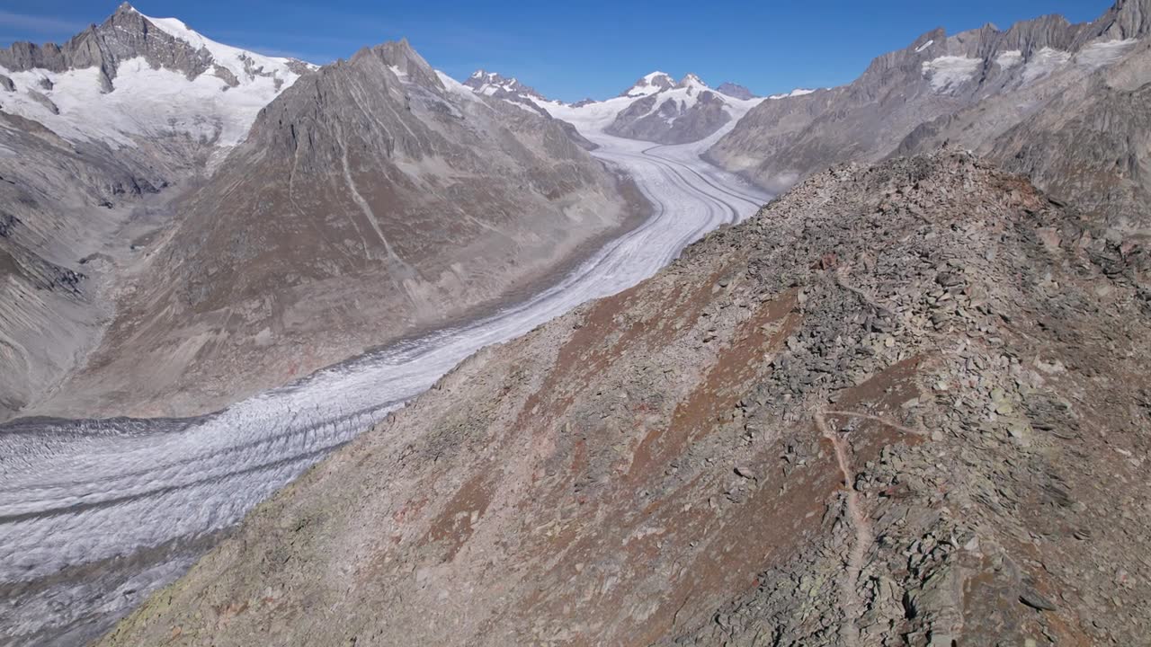 详情图-大阿莱奇冰川(Grosser,Aletschgletscher)的航拍全景,阿尔卑斯山最大的冰川,靠近瑞士瓦莱州的Eggishorn观景点。