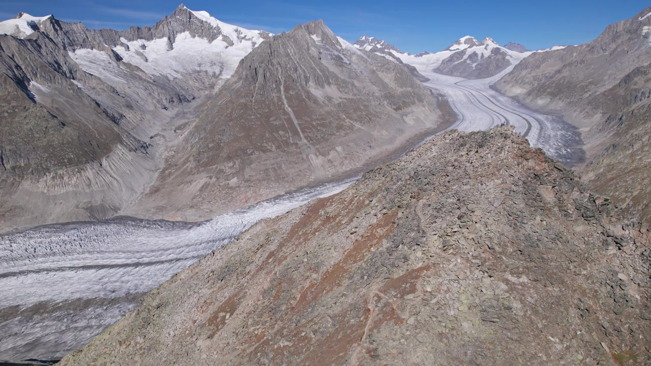 详情图-大阿莱奇冰川(Grosser,Aletschgletscher)的航拍全景,阿尔卑斯山最大的冰川,靠近瑞士瓦莱州的Eggishorn观景点。