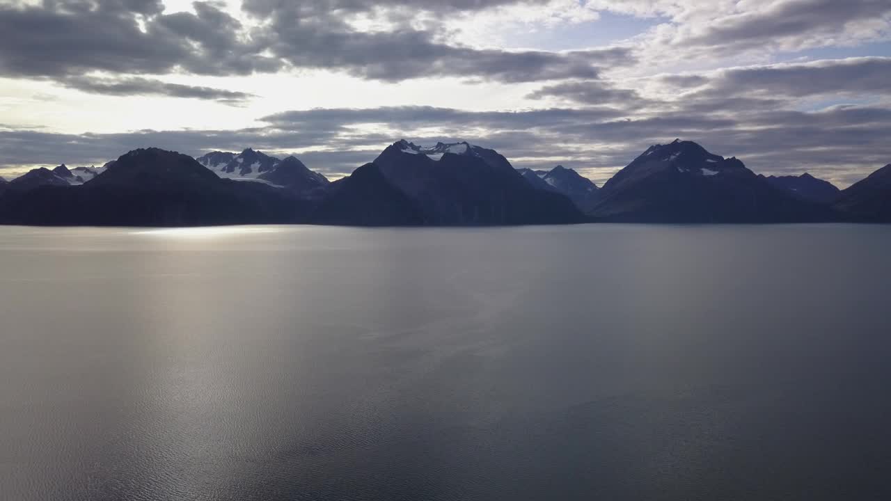 挪威峡湾山的景色。被冰川覆盖的山顶。