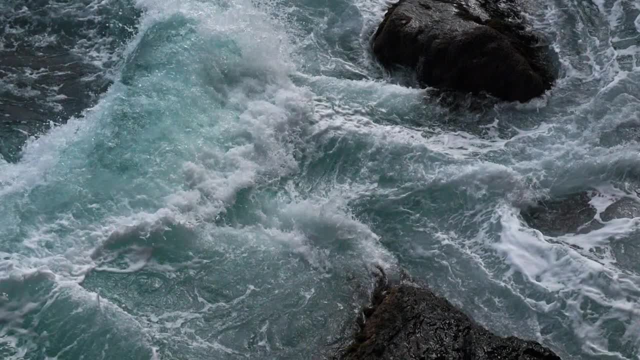 绿色能源。可再生能源。永动机。纯净的绿松石色海浪在海岸的悬崖上搅成白色的泡沫。大自然的力量。水相星座