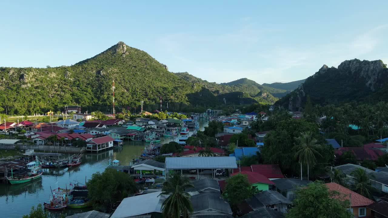 左边的无人机展示了这个风景如画的渔村，Bang Pu渔村，位于泰国Prachuap Khiri Khan的Sam Roi Yot国家公园。
