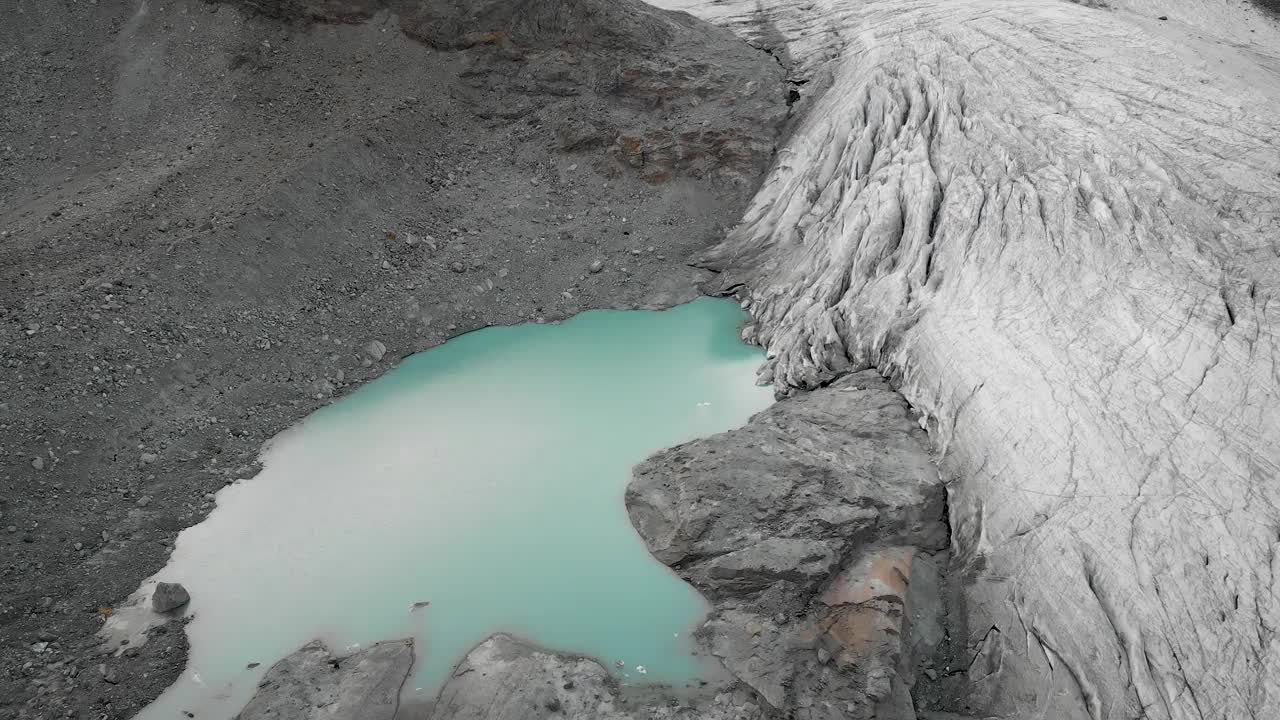 瑞士瓦莱州萨斯费附近的Hohlaub冰川上空的空中天桥，从蓝绿色的冰川湖到冰缝和发光的山峰，可以俯瞰全景。